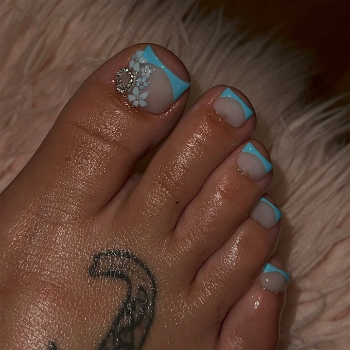 Artful toenail decoration with elegant gold accent Kalsten