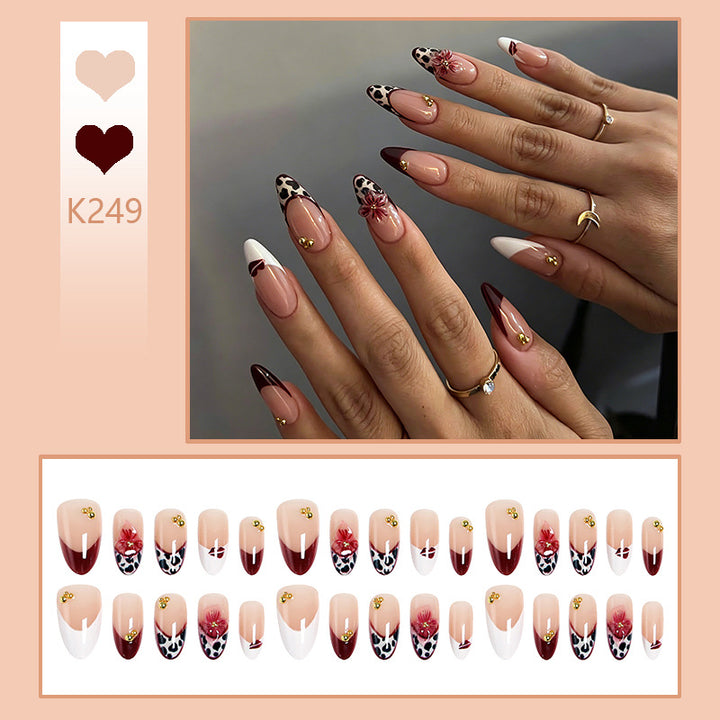 Artificial nail set with elegant floral patterns and glamorous details Kalsten