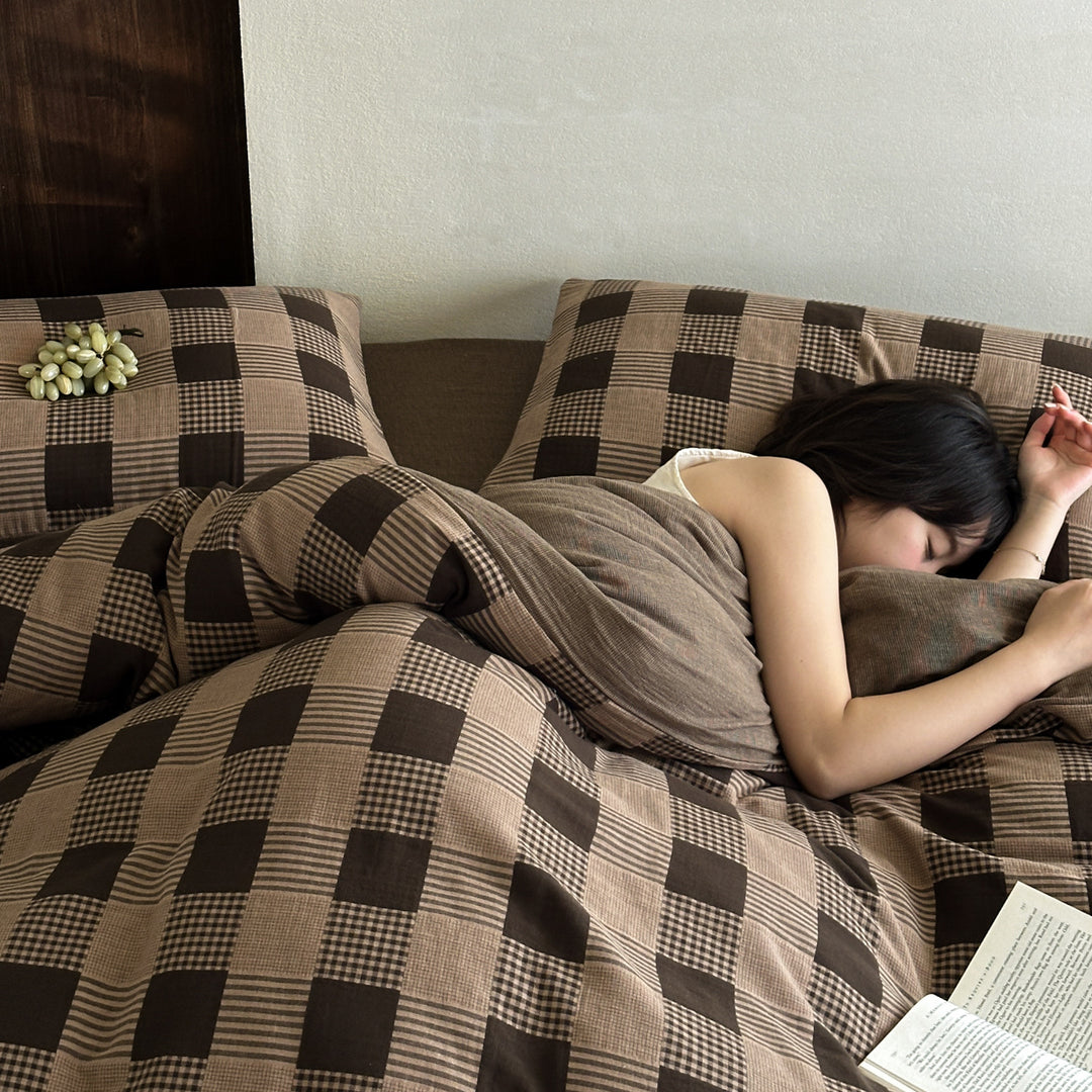 Large check bed linen set made of cotton percale with breathable finish