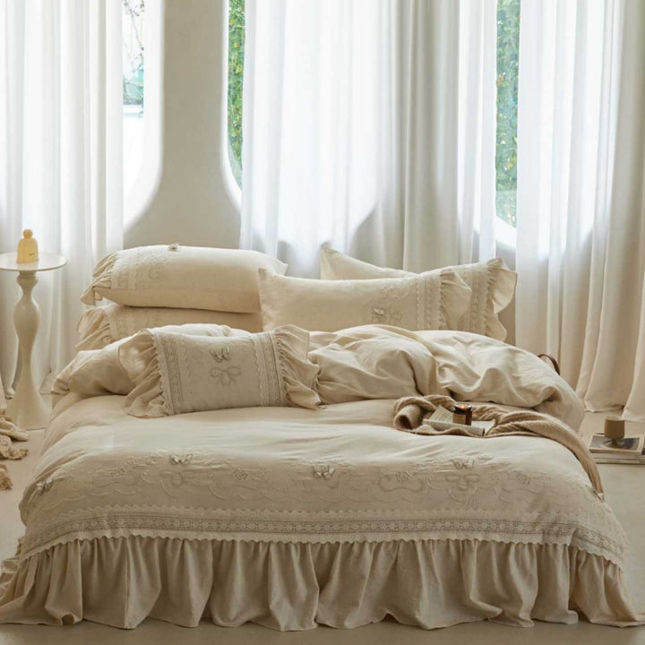 Romantic bedding set with ruffled hem, embroidery and frilled bed skirt