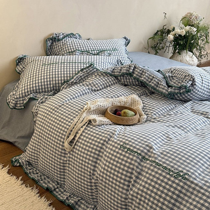 Romantic checkered bedding set with ruffle, frill edge and embroidered decorative detail