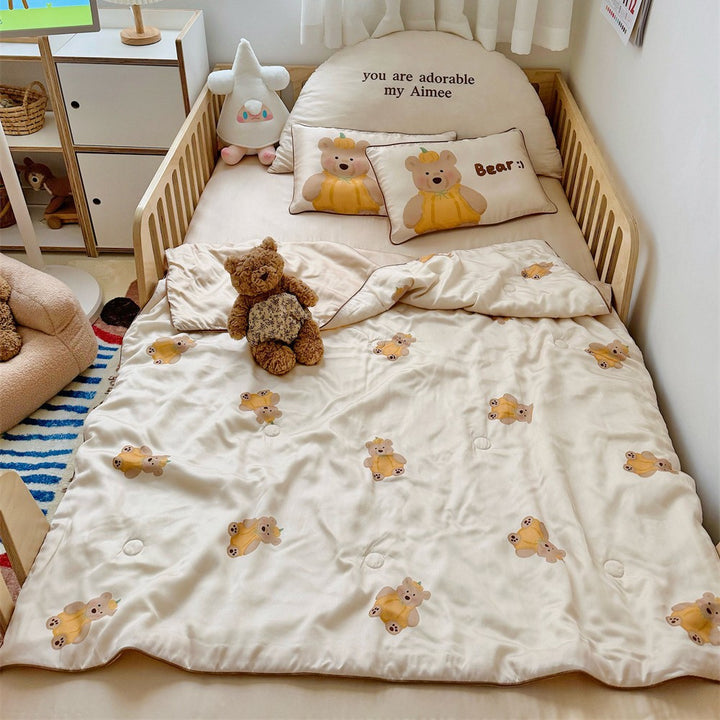 Kids bedding set with lightweight quilted blanket and cute animal print