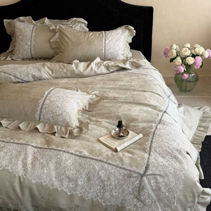 Luxurious Ruffle Bedding Set with Jacquard Structure, Lace Edge and Contrasting Piping