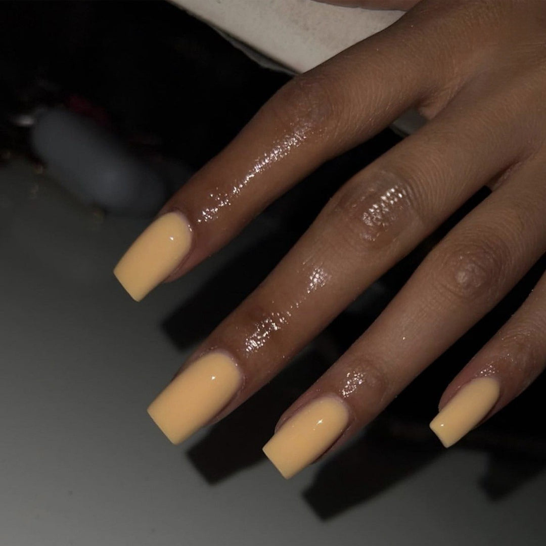 Acrylic nail set with elegant, natural finish Kalsten