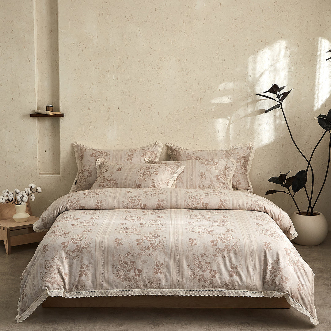 Noble bedspread set made of cotton satin with vintage floral pattern and lace border