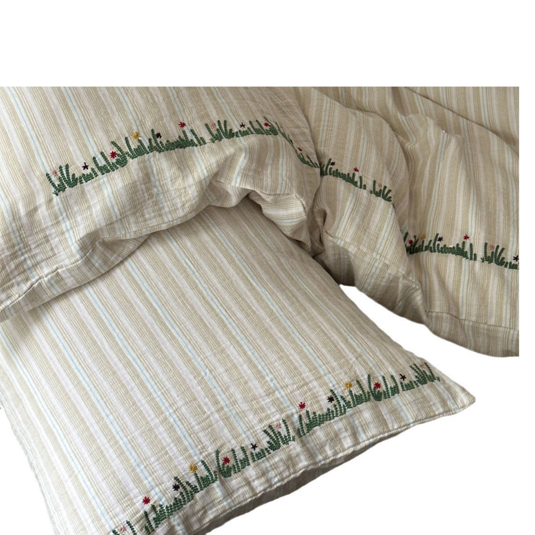 Striped cotton-linen duvet cover with washed crinkle quality and decorative embroidery border