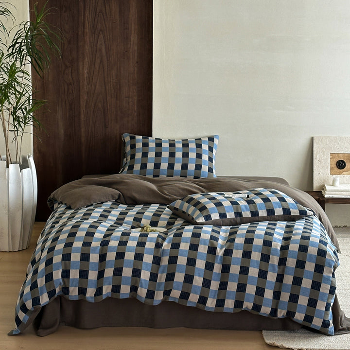 Large check bed linen set made of cotton percale with breathable finish