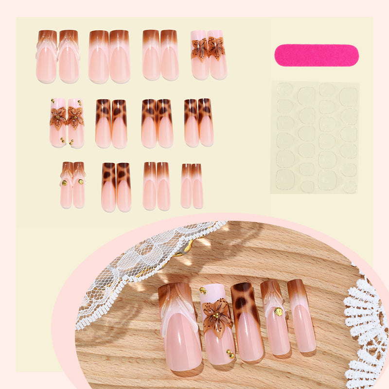 Creative nail art set with floral accents and ombre effect Kalsten