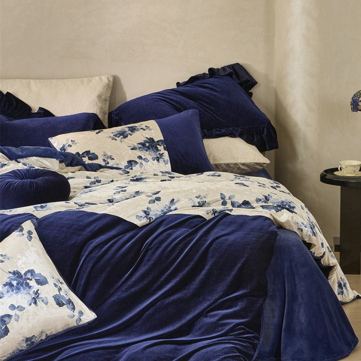 Samt bedding set with patchwork floral motif and reversible pillow
