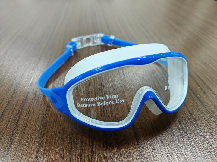 Diving mask with wide field of view and magnet holder Kalsten