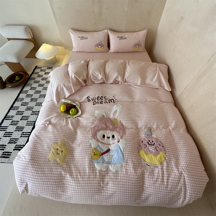 Children's duvet cover set with quilted gingham and cute appliqués