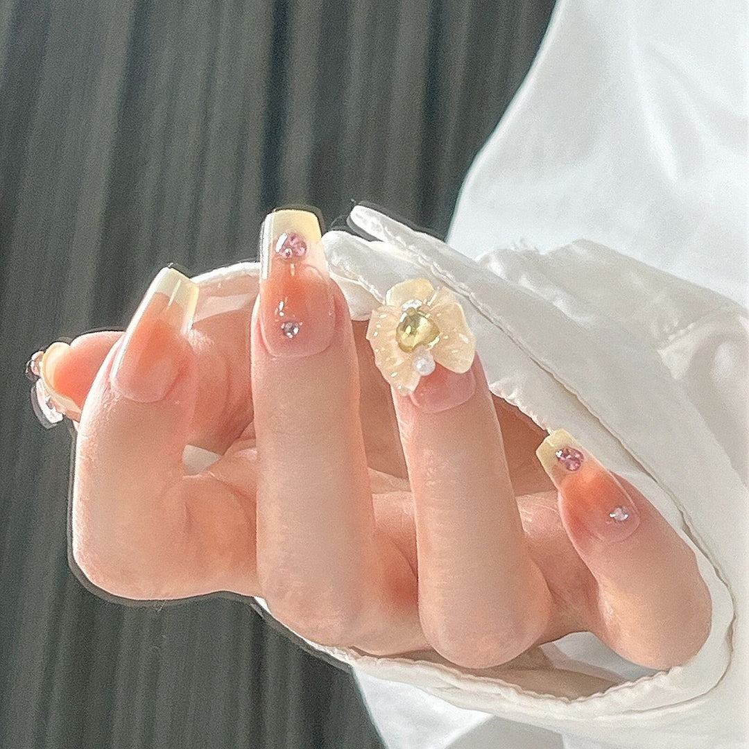 Artificial nail set with elegant floral decorations and glitter accents Kalsten