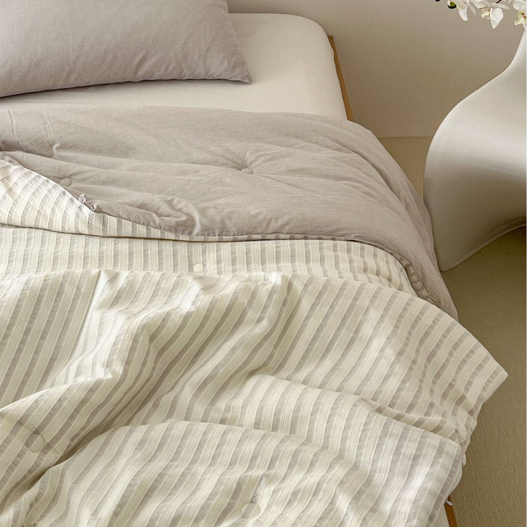 Reversible bedding set made of linen-cotton blend with fine stripe pattern