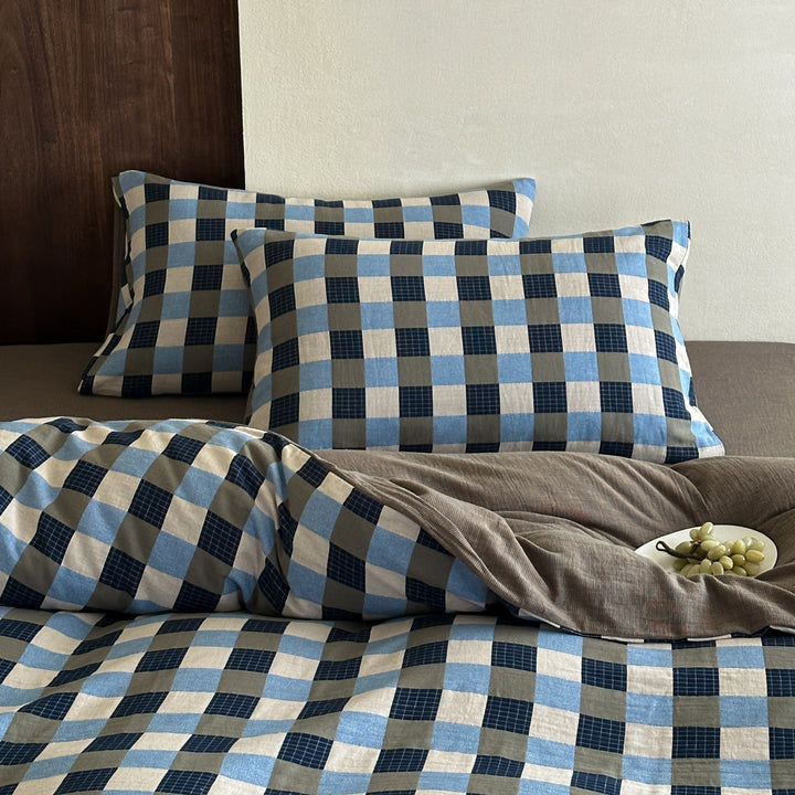 Checked cotton satin bedding set with textured check pattern and quilted bedspread
