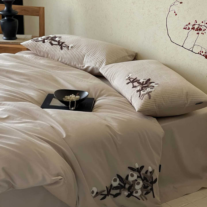 High-quality cotton Mako bedding set with subtle flower appliqué and ribbed pillowcases