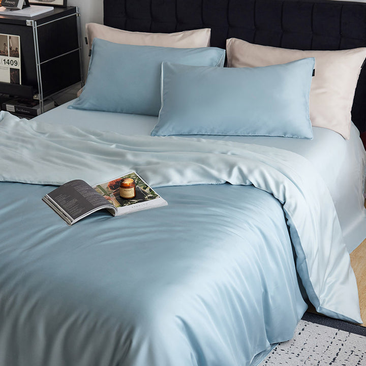 Reversible bedding set made of cotton satin with a silky feel and subtle quilted border