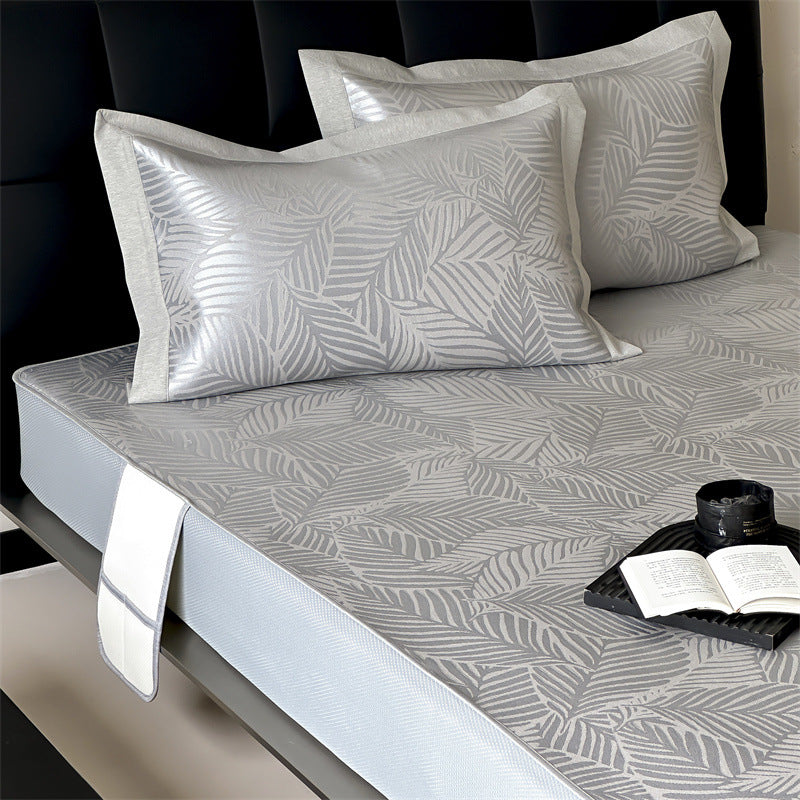Finely woven satin fitted sheet with floral jacquard relief and reinforced all-round elastic