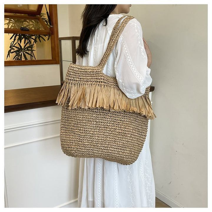 Straw bag with fringes and modern details Kalsten