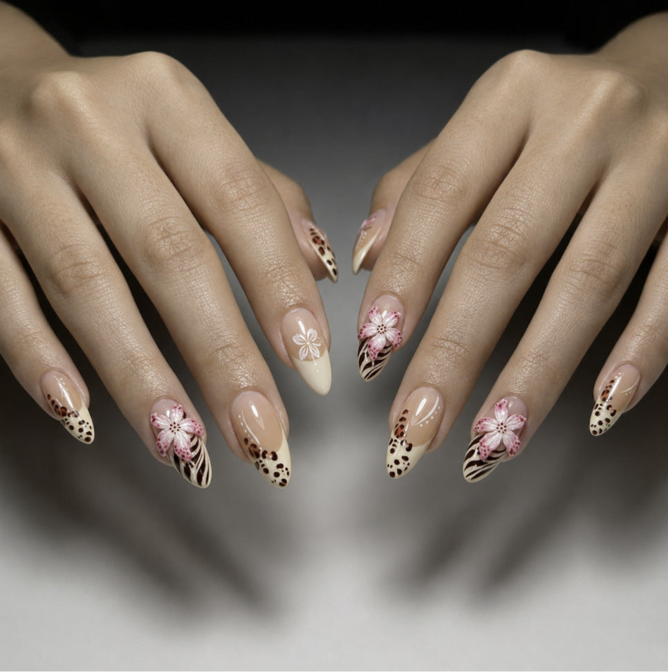 Artificial nails with floral design and elegant lace look Kalsten