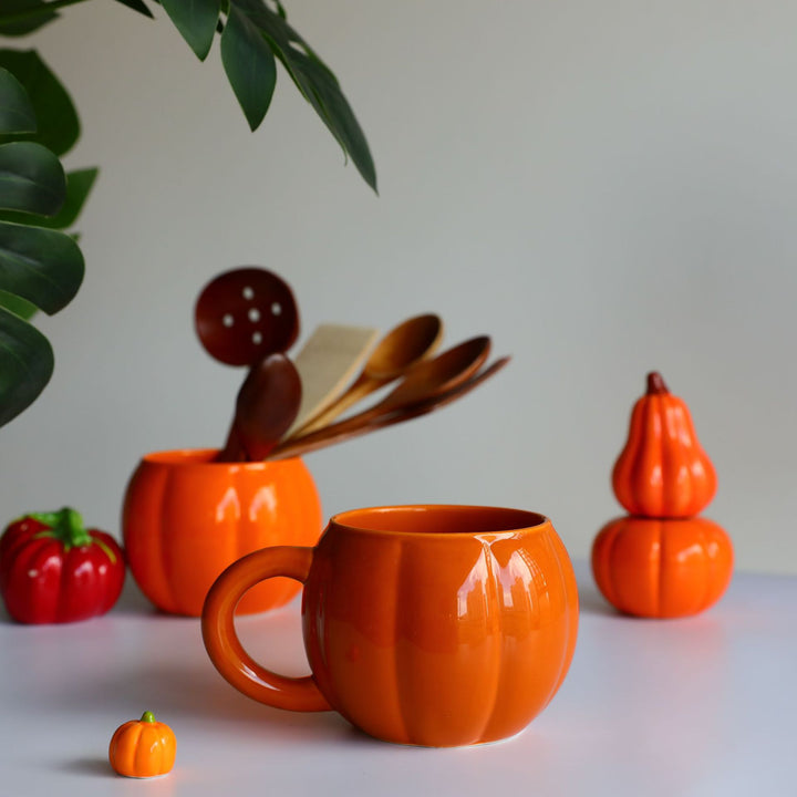 Ceramic mug with ergonomic handle and ribbed balloon shape