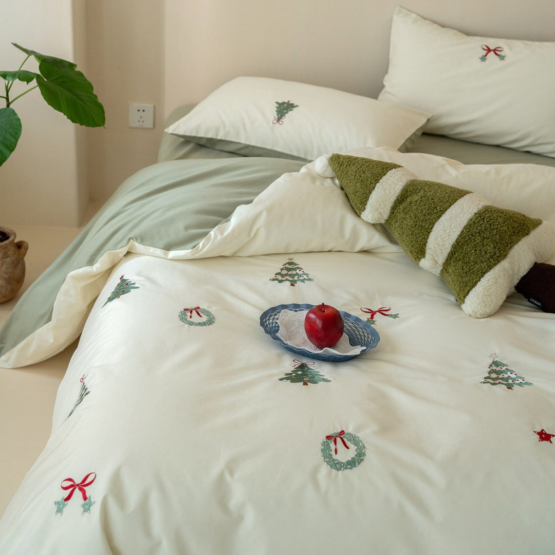 Embroidered cotton bedding set with Christmas tree and wreath emblems