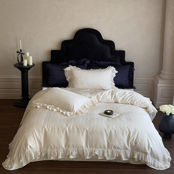 Elegant bedding set with ruffled frill, fine jacquard texture and lace trim