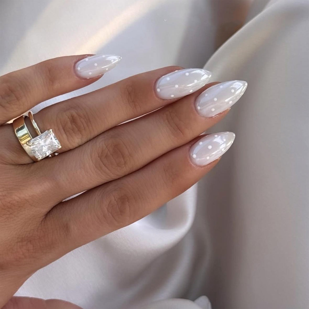 Artificial nail art with playful dots and bows Kalsten