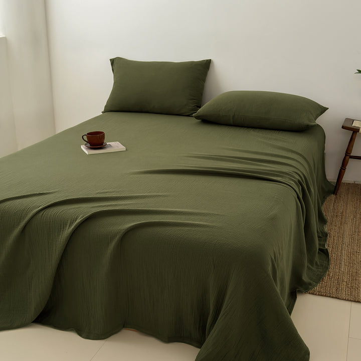Bedding set made of cotton gauze with throw and pillow covers