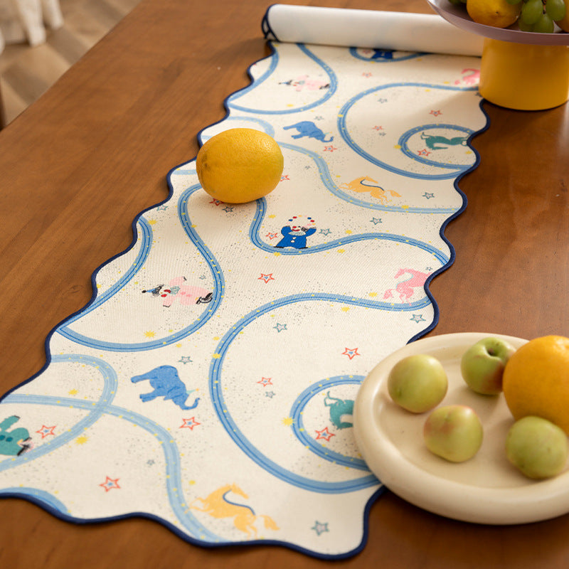 Play mat for babies and toddlers with wavy edge and playful animal print