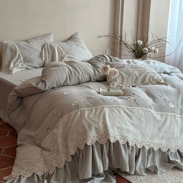 Bedding set made of cotton-linen with floral embroidery, ruffles & lace