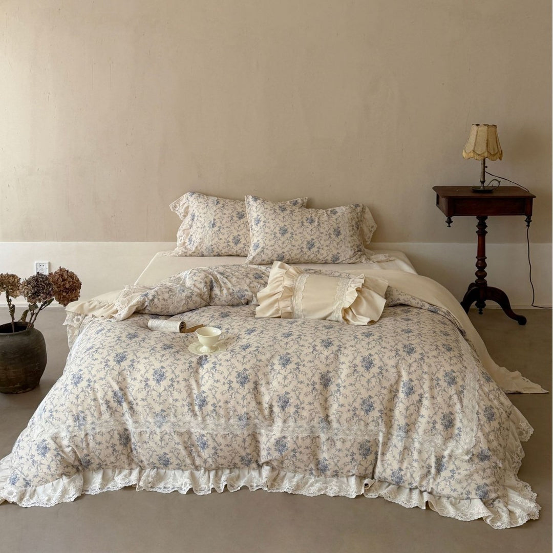 Cotton bedding set in vintage look with delicate floral pattern and lace ruffle