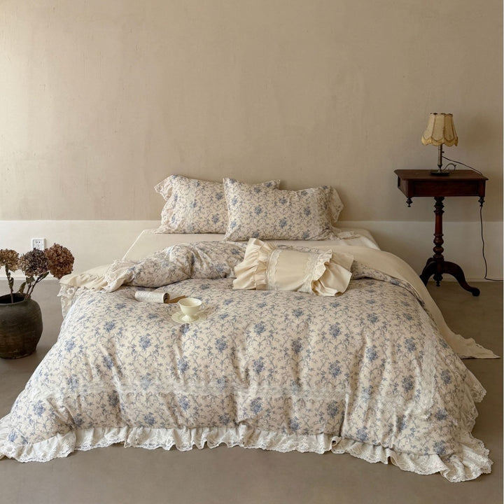 Cotton bedding set in vintage look with delicate floral pattern and lace ruffle
