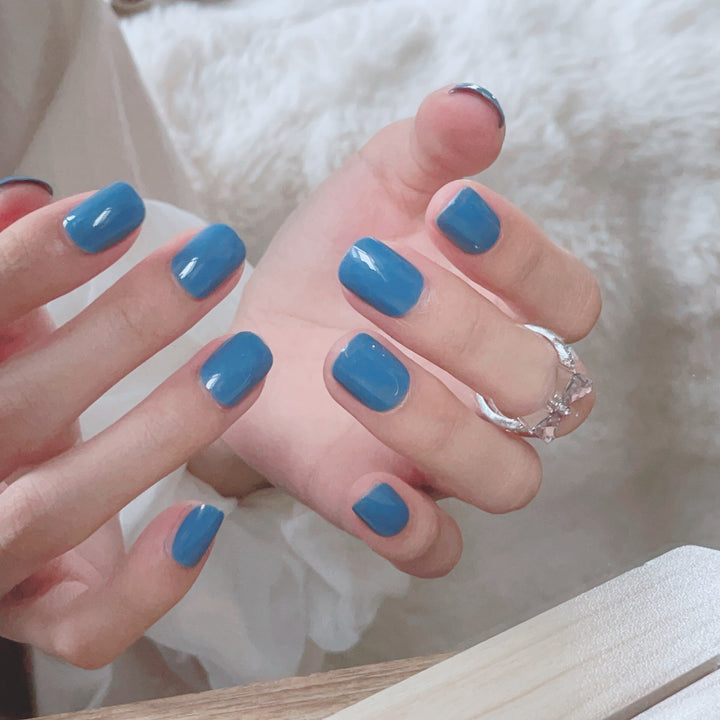 Glossy Nail Set with Elegant Design