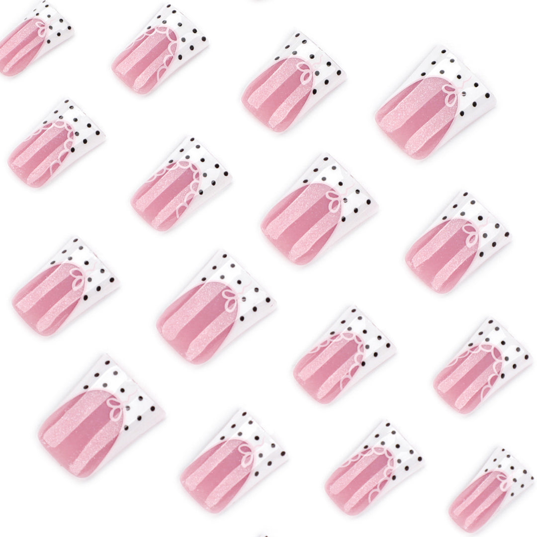 Artificial nail extensions with elegant lace design Kalsten