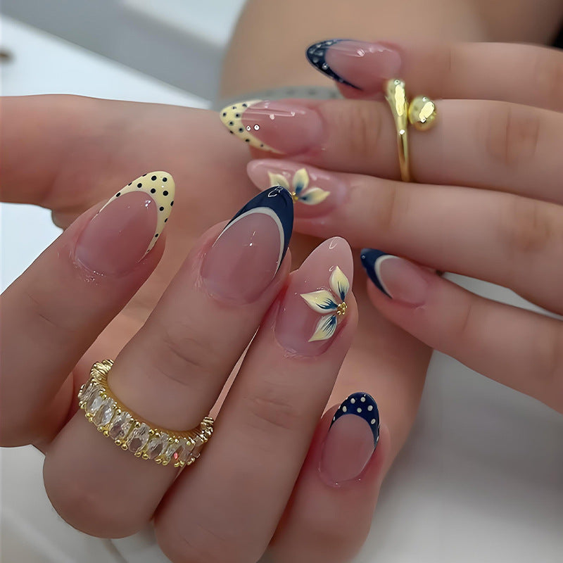 Artificial nail set with elegant floral details and modern accents Kalsten