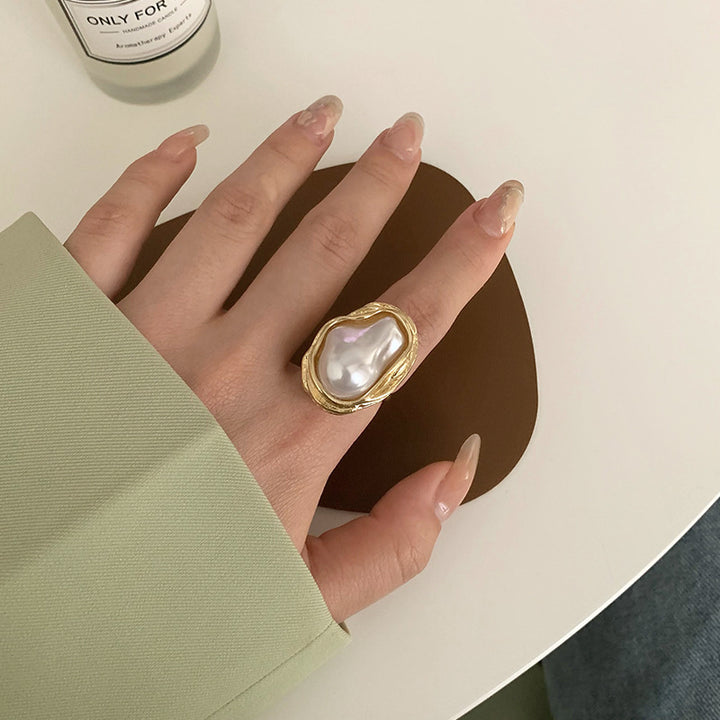 Elegant pearl ring with unique design by Kalsten