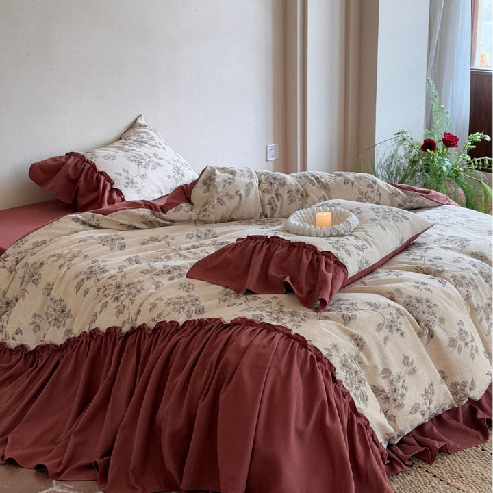 Romantic duvet cover set with ruffle and vintage floral pattern