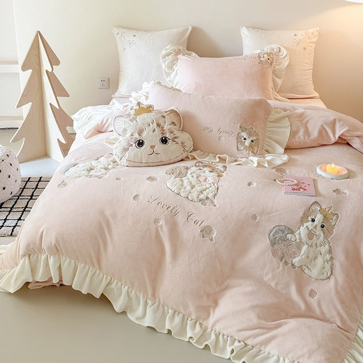 Plush bedding set with 3D cat appliqué and frill