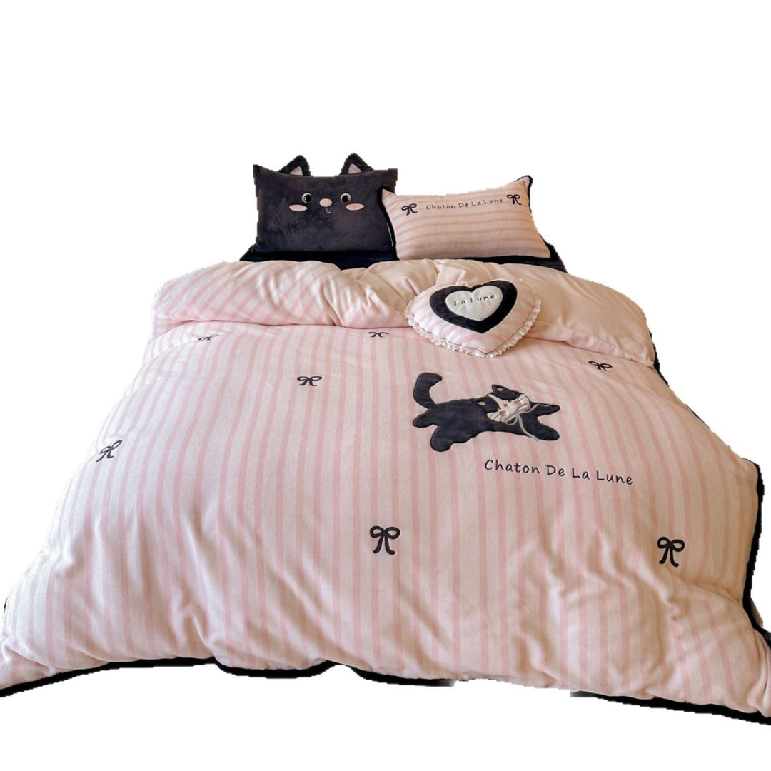 Cozy microfleece bedding set with 3D cat application and heart decorative pillow