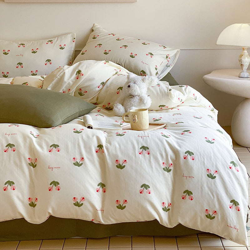 Cotton satin bedding set with playful strawberry all-over print and reversible blanket