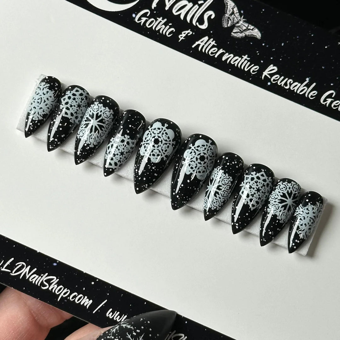 Artificial nails in a unique winter design with snow and reindeer motifs Kalsten