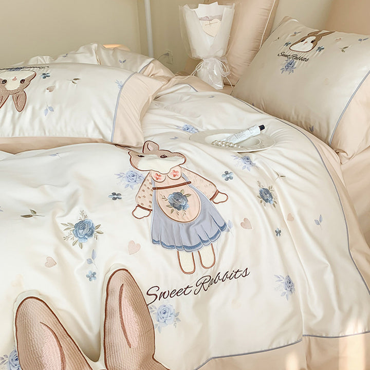 Children's bedding set made of cotton satin with embroidered bunny motif and delicate piping