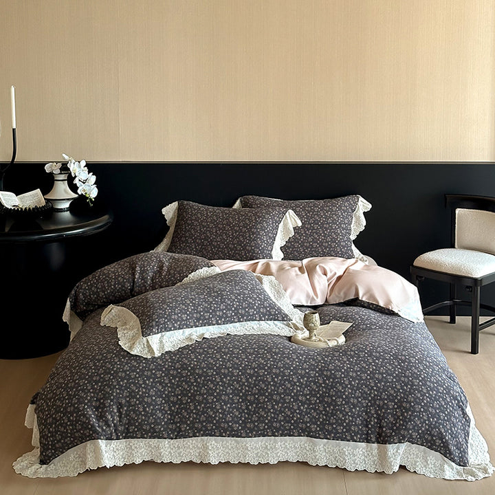 Bedding set in country house style with floral jacquard, lace ruffle and reversible function