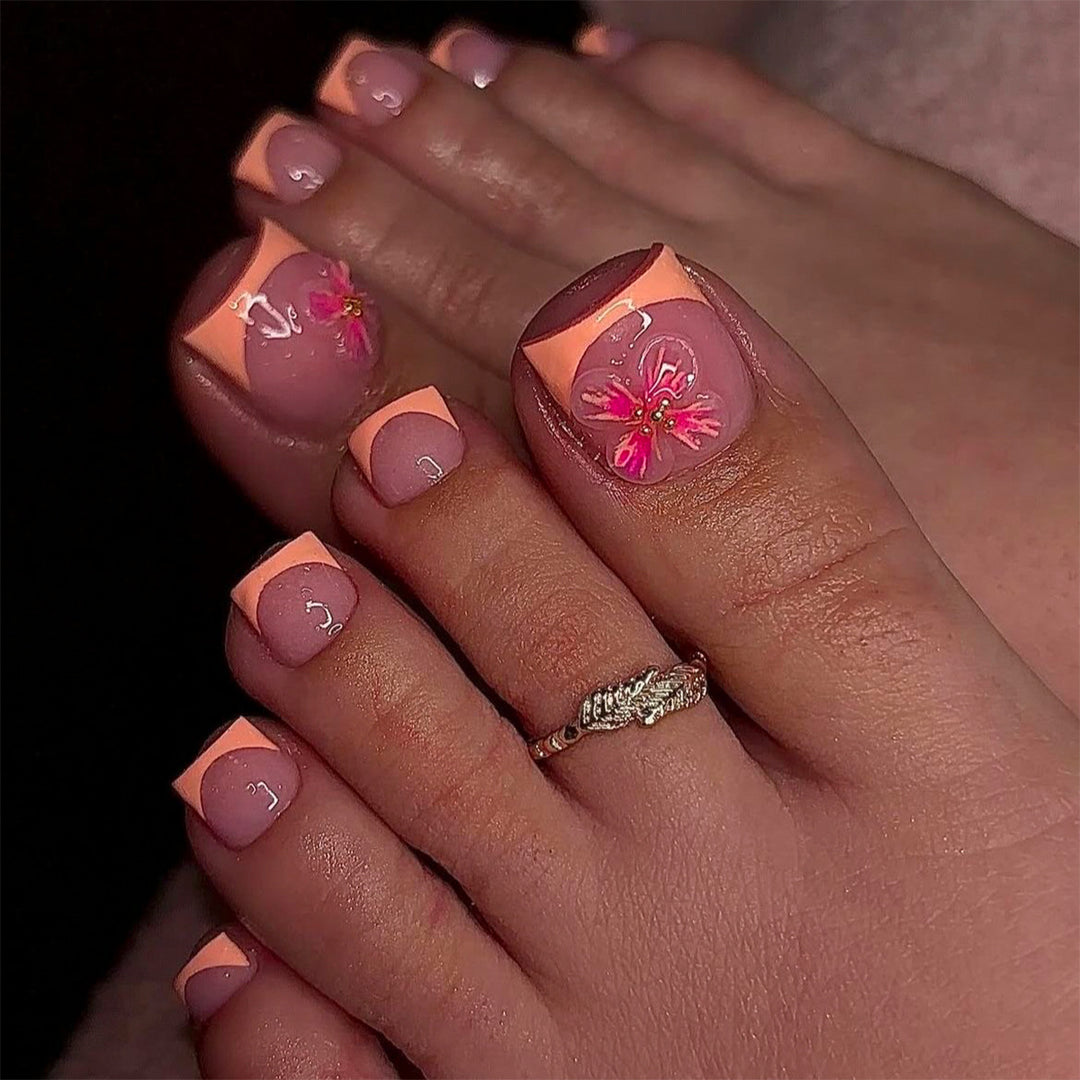Artful toenail decoration with elegant gold accent Kalsten