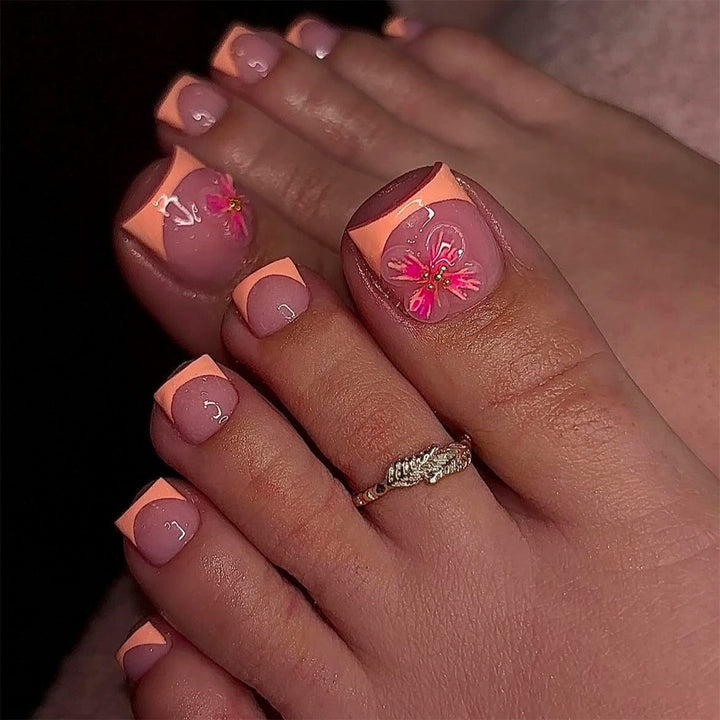 Artful toenail decoration with elegant gold accent Kalsten