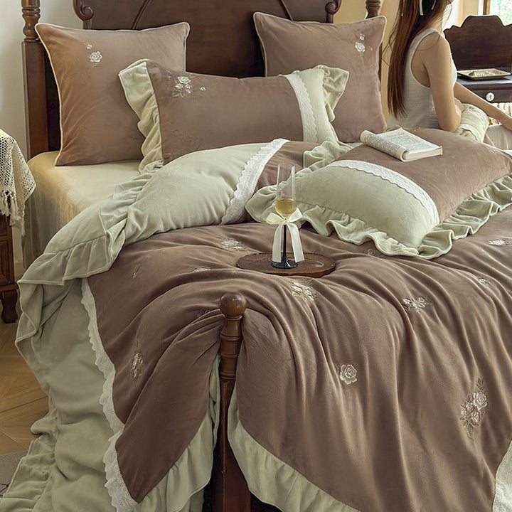 Samt-bed linen set with ruffles, rose embroidery and reversible function