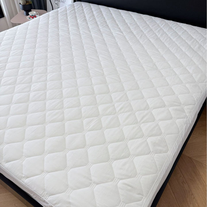 Quilted mattress protector with all-round elastic and non-slip underside