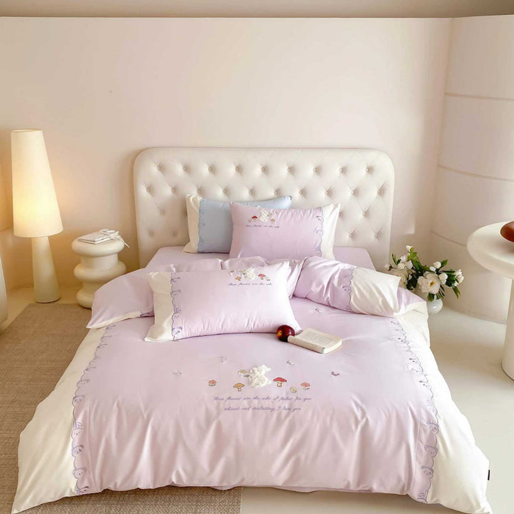 Reversible children's bedding set made of cotton satin with three-dimensional plush appliqué and embroidered mushroom motif