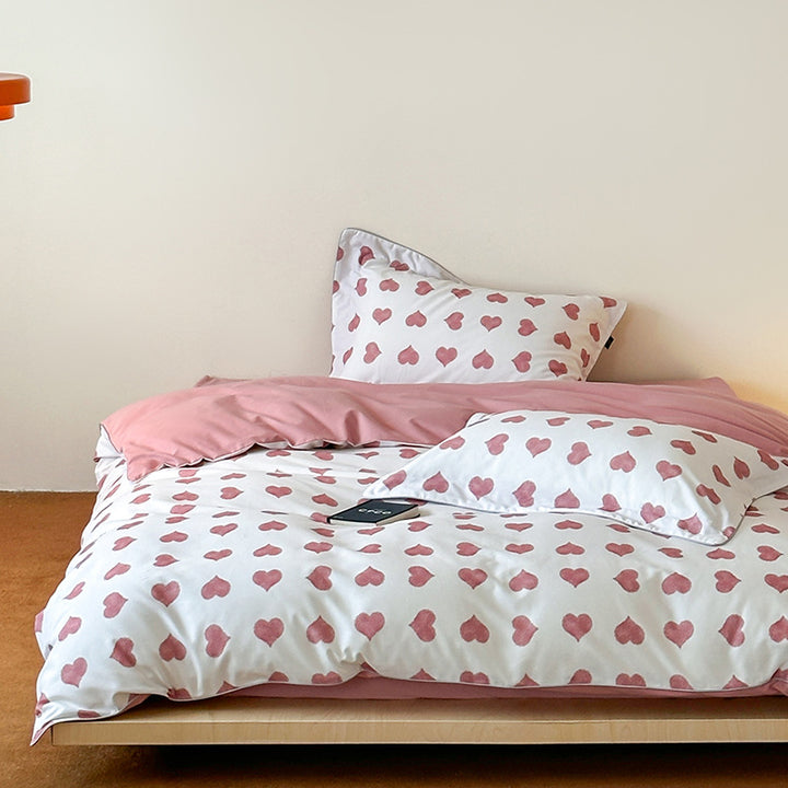 Reversible cotton bedding set with playful sheep print and soft jersey finish