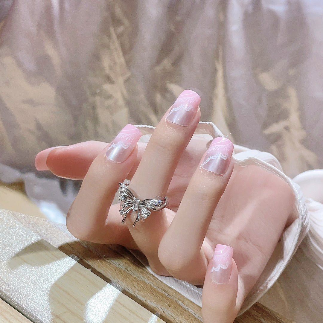 Elegant Press-On Nail Art Set with Intricate Design